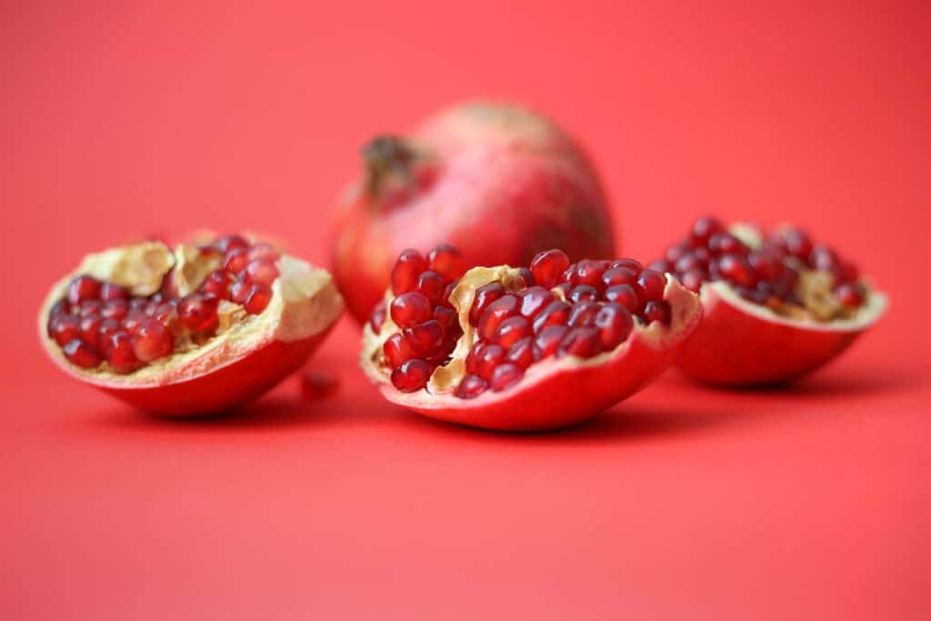can cockatiels eat pomegranate