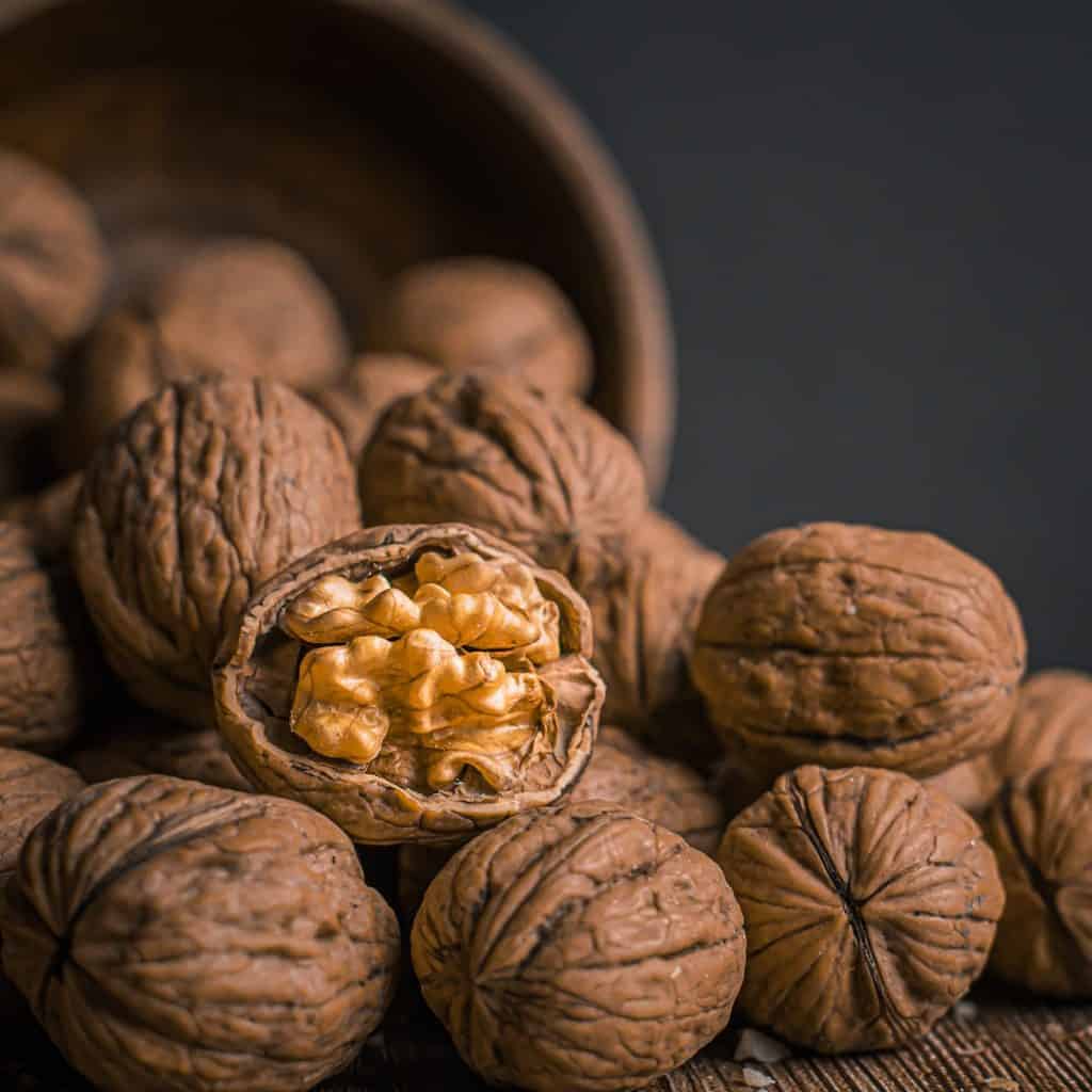 Can cockatiels eat walnuts